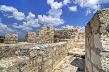 Taş duvarlar ve antik kale kapısı