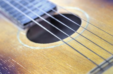 Ahşap akustik gitar