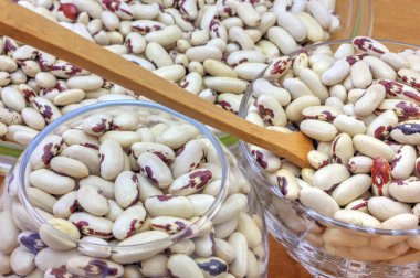 Renkli kuru fasulye cam kase üzerinde ahşap arka plan