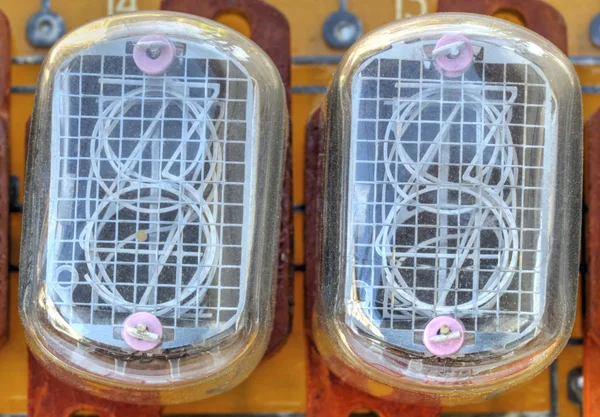 Placa de circuito electrónico con tubos indicadores de estilo antiguo — Foto de Stock