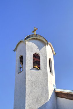 Kilisenin çan kulesi bir haç ile