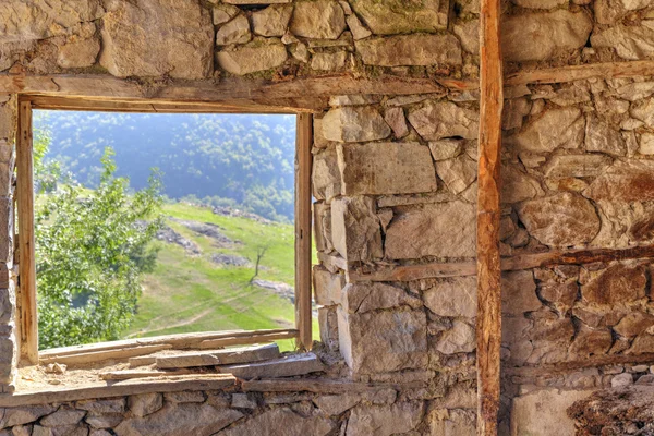 Olhe através da janela da casa de pedra abandonada — Fotografia de Stock