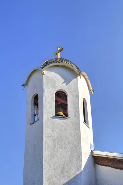 Clocher de l'église avec une croix — Photo