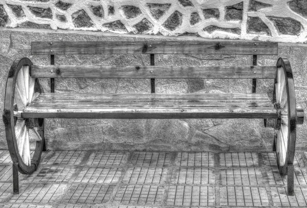 Hermoso banco de madera con ruedas para la decoración en blanco y negro — Foto de Stock