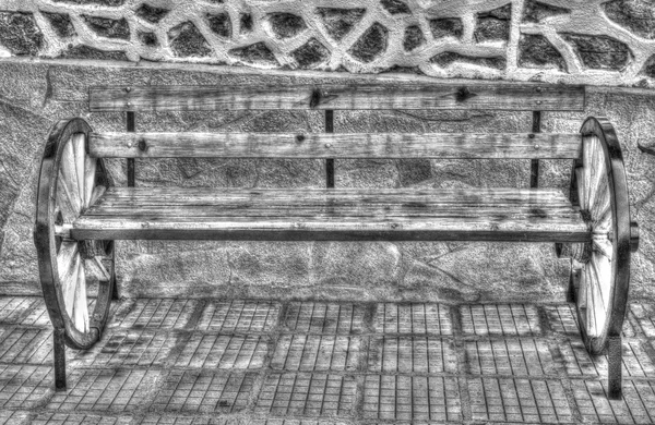 Beau banc en bois avec roues pour la décoration en noir et blanc — Photo