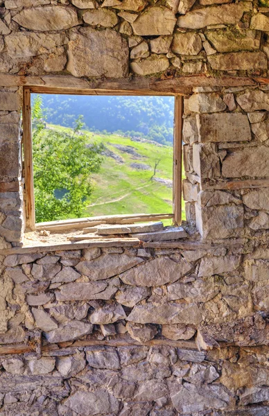 Guarda attraverso la finestra dalla casa in pietra abbandonata — Foto Stock