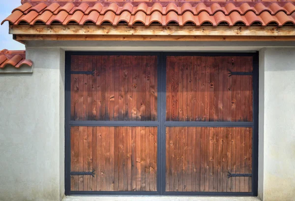 Elegante porta in legno con ornamenti in metallo — Foto Stock