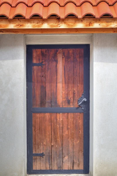 Porte en bois élégante avec ornements métalliques — Photo