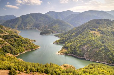 Baraj dağ ile manzara