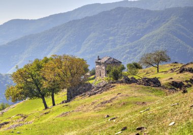 Eski taş ev dağ manzara