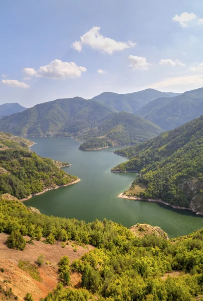 Paesaggio con diga in montagna — Foto Stock