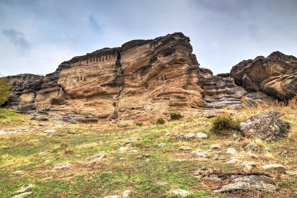 Paisaje de montaña con antiguo monasterio de rocas — Foto de Stock