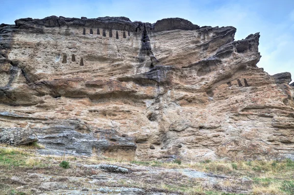 Горный пейзаж с древним скальным монастырем — стоковое фото