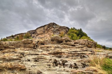 Dağ manzarası ile antik kaya Manastırı
