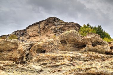 Dağ manzarası ile antik kaya Manastırı