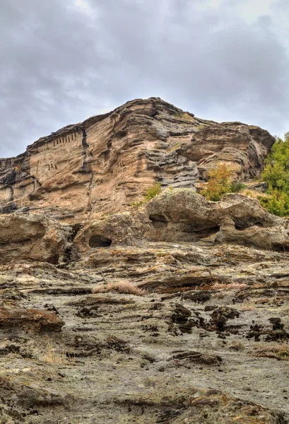 Горный пейзаж с древним скальным монастырем — стоковое фото