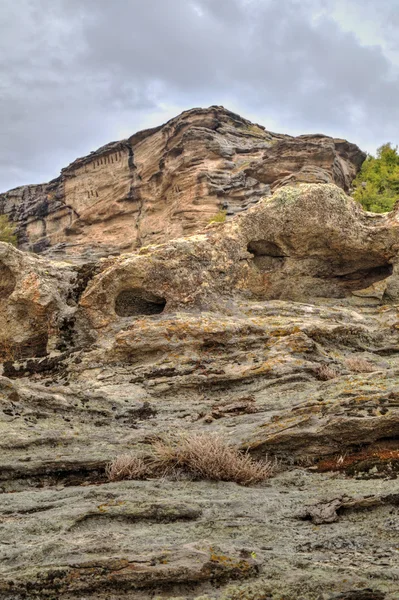 Berglandschaft mit altem Felsenkloster — Stockfoto