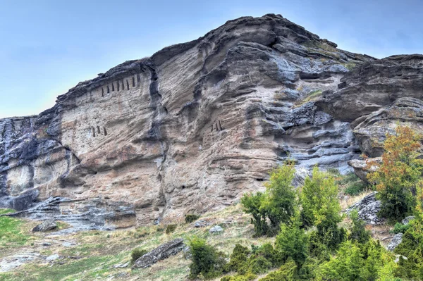 Berglandschap met oude rock klooster — Stockfoto