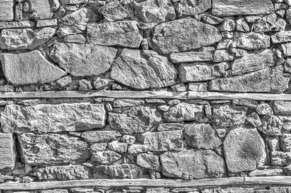 Kamenná zeď černé na bílém pozadí — Stock fotografie
