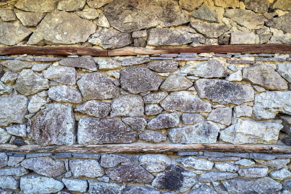Кам'яний фон стіни з дерев'яними балками — стокове фото