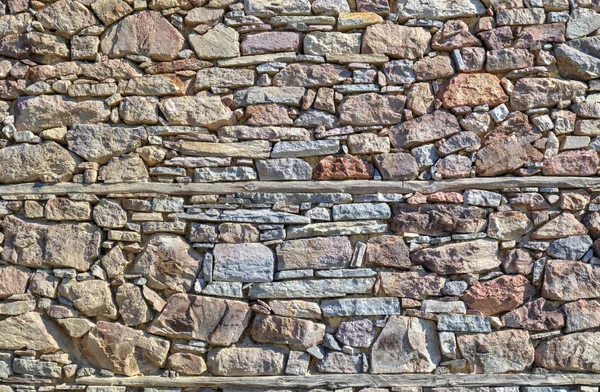 Steinmauer Hintergrund mit Holzbalken — Stockfoto