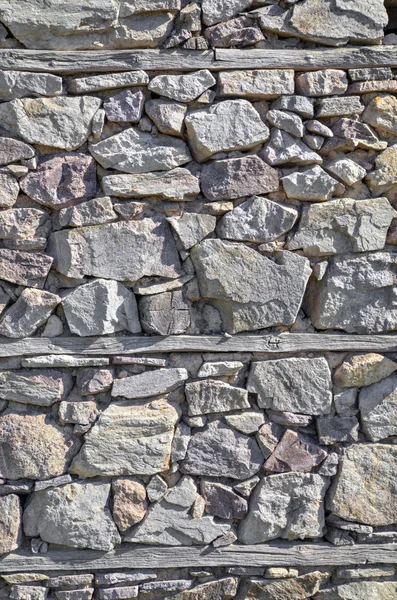 Πέτρα τοίχο φόντο με ξύλινα δοκάρια — Φωτογραφία Αρχείου