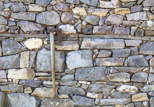 Fondo de pared de piedra y hacha — Foto de Stock
