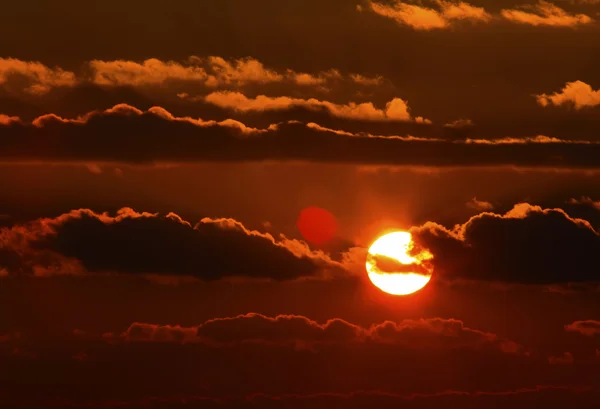 Pôr do sol com nuvens coloridas no céu — Fotografia de Stock