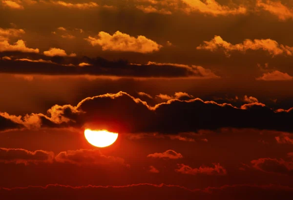 Puesta de sol con nubes de colores en el cielo — Foto de Stock