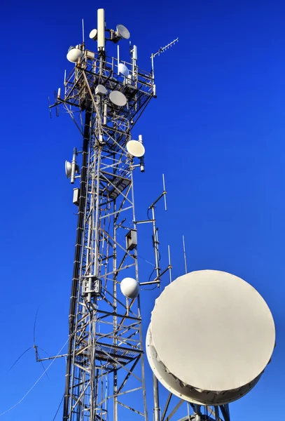 Kommunikation antennen tower — Stockfoto