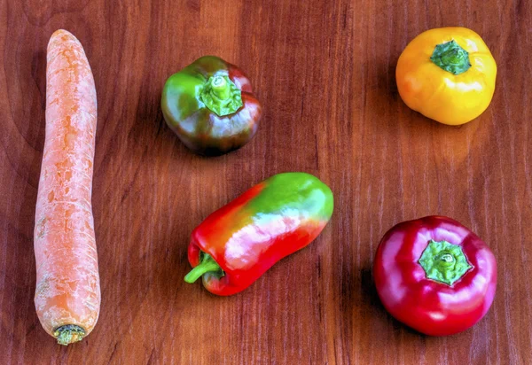 Legumes frescos no fundo de madeira — Fotografia de Stock