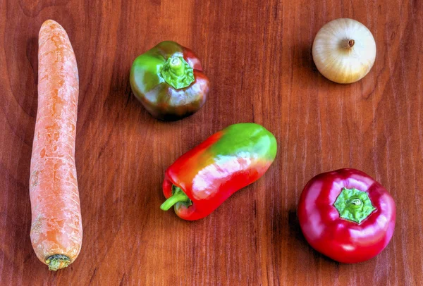 Legumes frescos no fundo de madeira — Fotografia de Stock