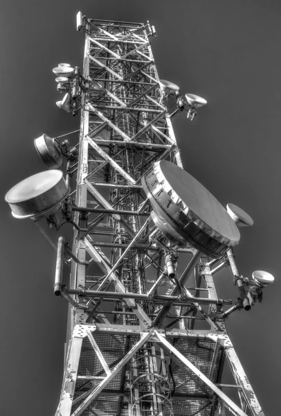 黒と白の通信アンテナ タワー — ストック写真