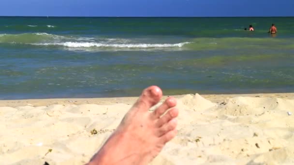 Męskich stóp na piasku plaży i morskie fale — Wideo stockowe