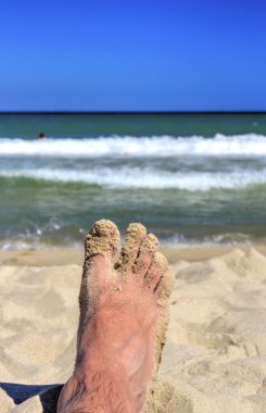 Erkek kum plaj yürüyerek