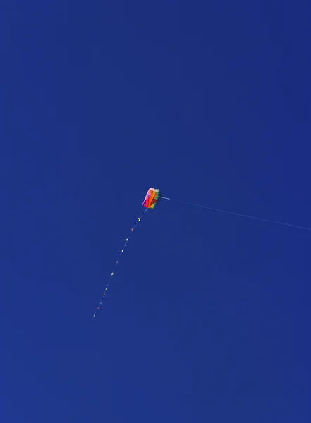 Барвистий повітряний змій літає в небі — стокове фото
