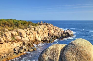 Kayalık kıyıda manzara