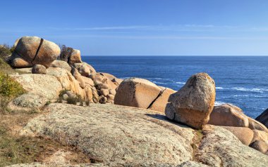 Kayalık kıyıda manzara