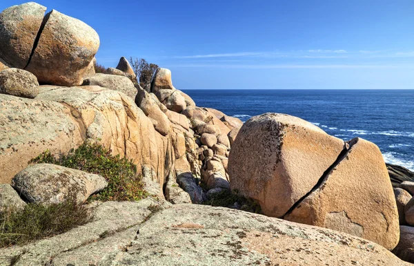 Liggend op de rotsachtige kust — Stockfoto