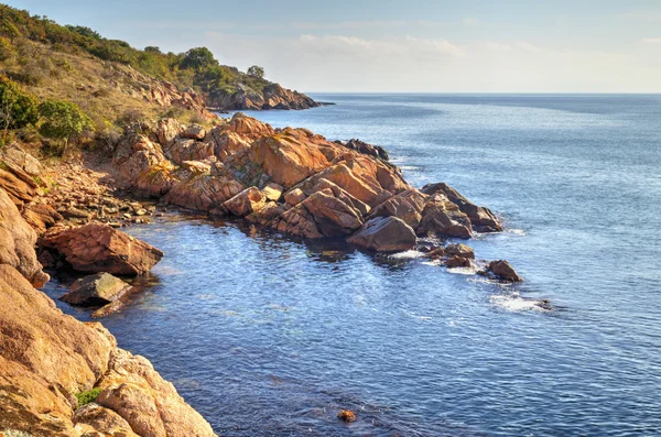 Landskap på stenig strand — Stockfoto