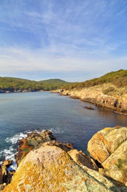 Kayalık kıyıda manzara
