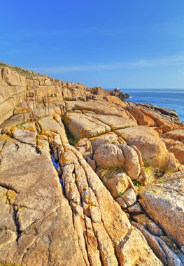 Kayalık kıyıda manzara