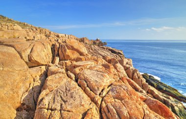 Kayalık kıyıda manzara