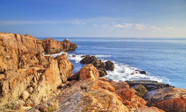 Kayalık kıyıda manzara