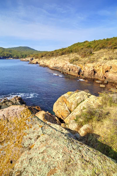 Landskap på stenig strand — Stockfoto