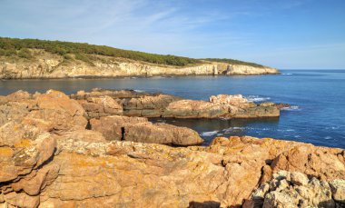 Kayalık kıyıda manzara