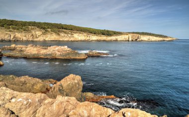 Kayalık kıyıda manzara