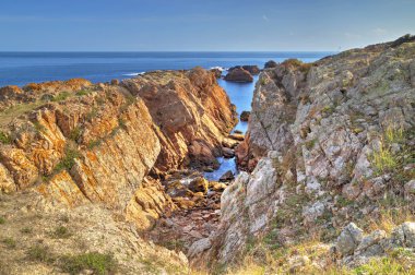 Kayalık kıyıda manzara