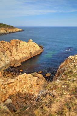 Kayalık kıyıda manzara