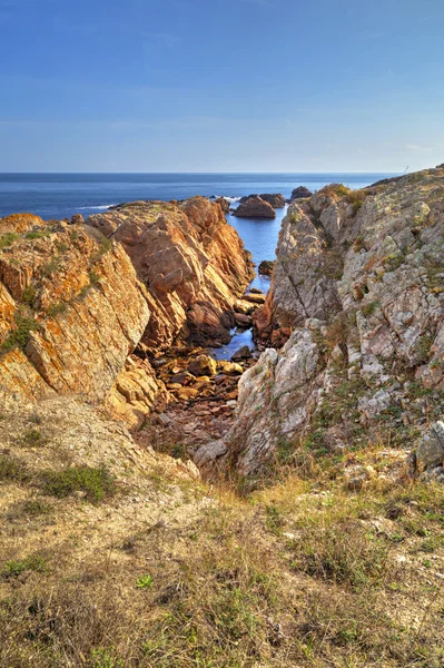 Liggend op de rotsachtige kust — Stockfoto